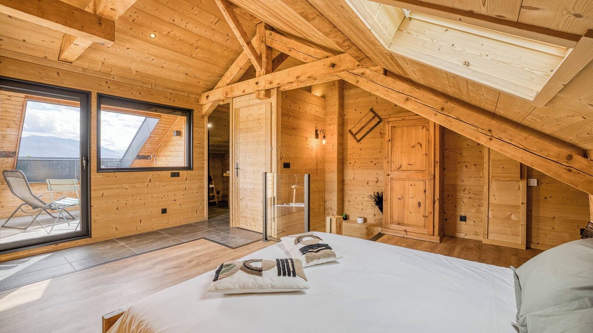 Epagny-Metz-Tessy Apartment | The squirrel, at the carpenter of yesteryear