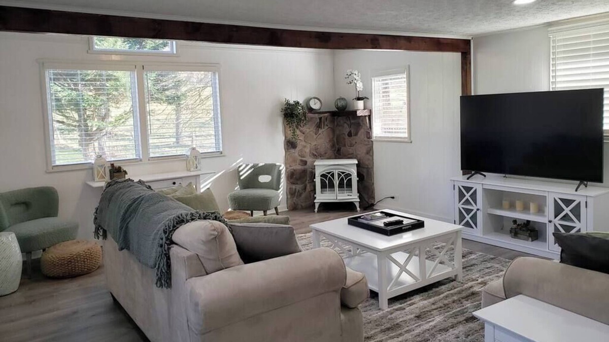 Ingles House | The Squirrel's Leap: quiet stay near Dehaven Park