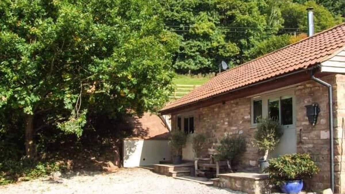 Ross-on-Wye Cottage | THE STABLE, character holiday cottage, with hot tub in Deepdean