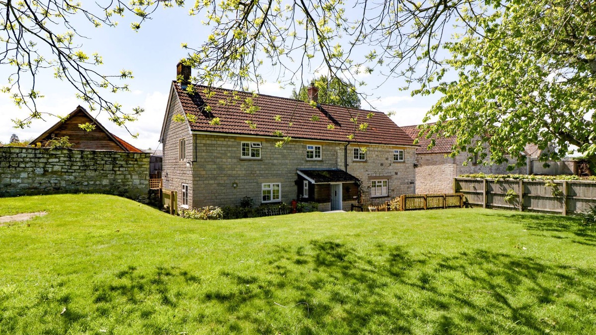 Sherborne Cottage | THE STABLE HOUSE, pet friendly, with hot tub in Sherborne