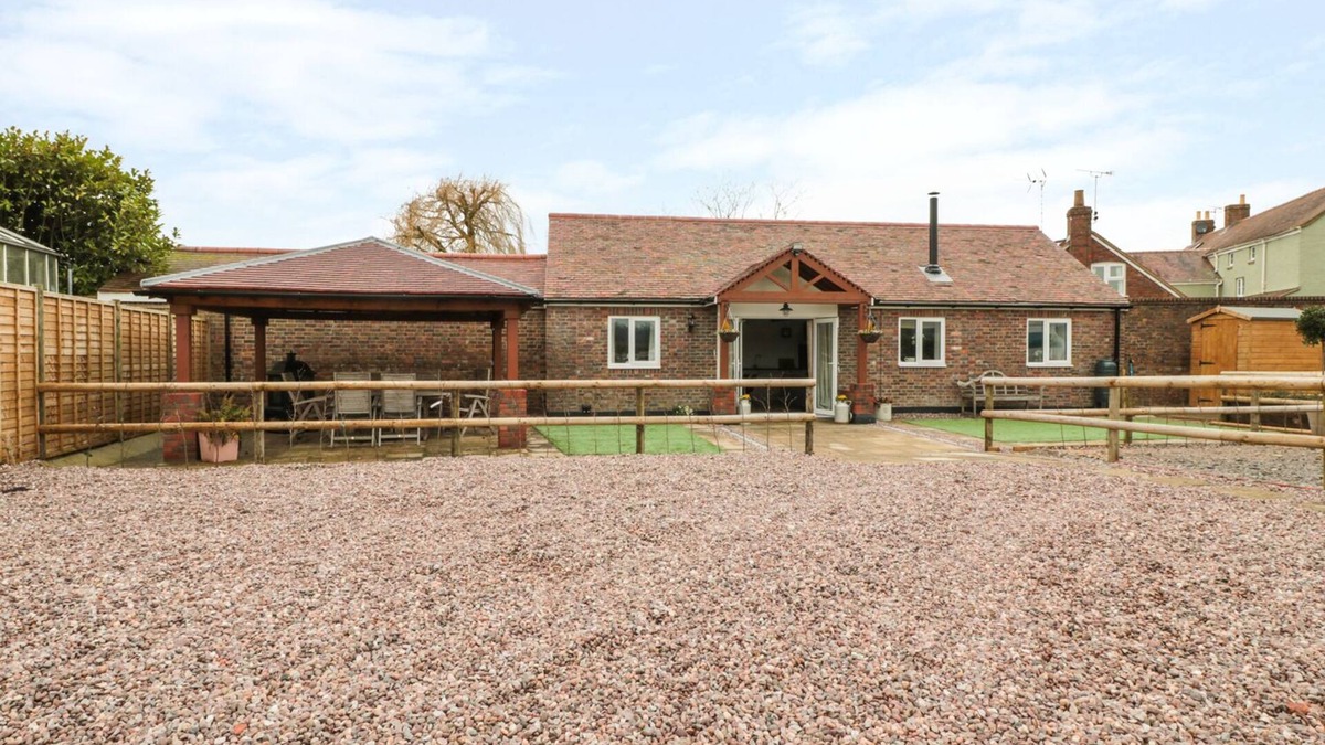 Berkeley Cottage | THE STABLE, pet friendly, with open fire in Berkeley