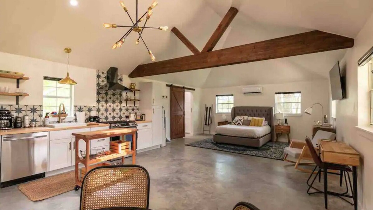 Red Rock Apartment | The Stable Retreat: Stylish Vaulted, Skylit Studio