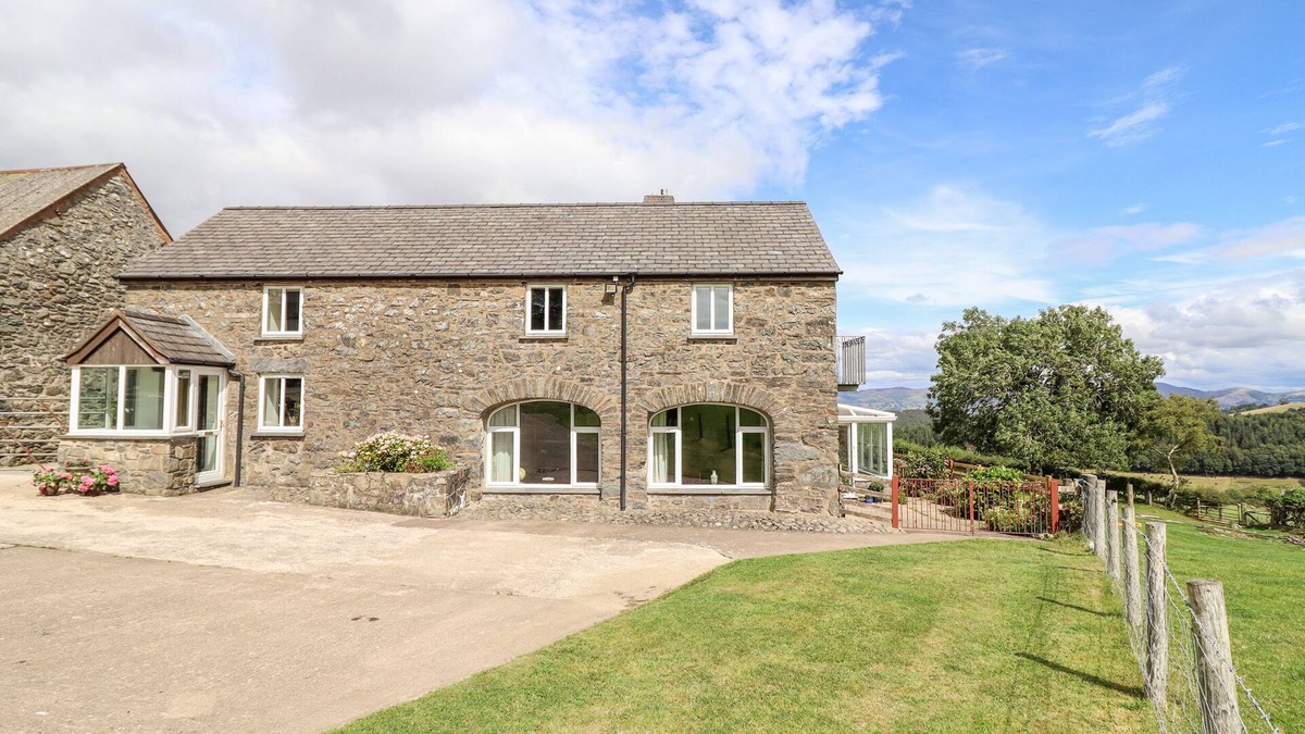 Ruthin Cottage | THE STABLES AT CAE GWYN, family friendly, with hot tub in Ruthin