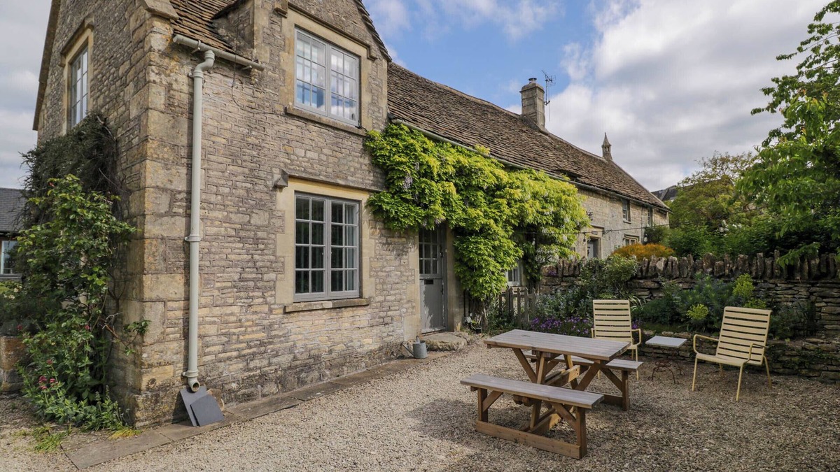 Colerne Cottage | THE STABLES AT DAUBENEYS, pet friendly, with a garden in Colerne
