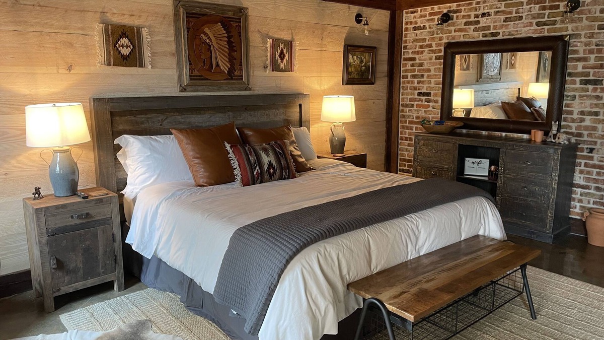 Folsom Apartment | The Stables at Giddy Up Folsom Western A
