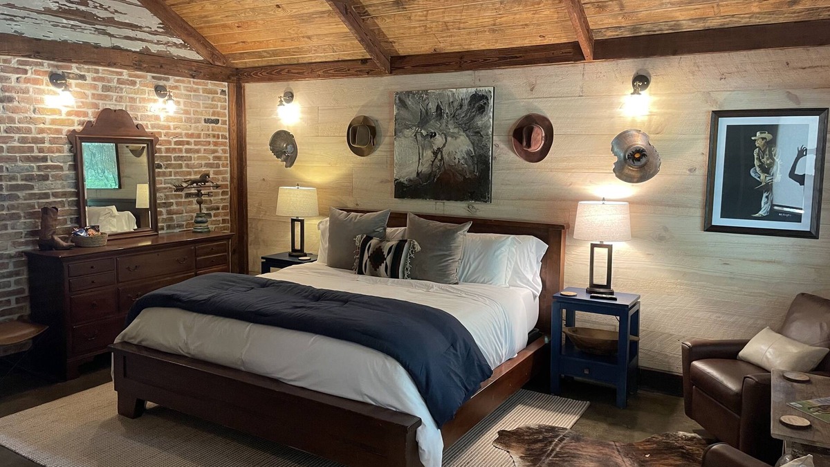 Folsom Apartment | The Stables at Giddy Up Folsom Western Room B