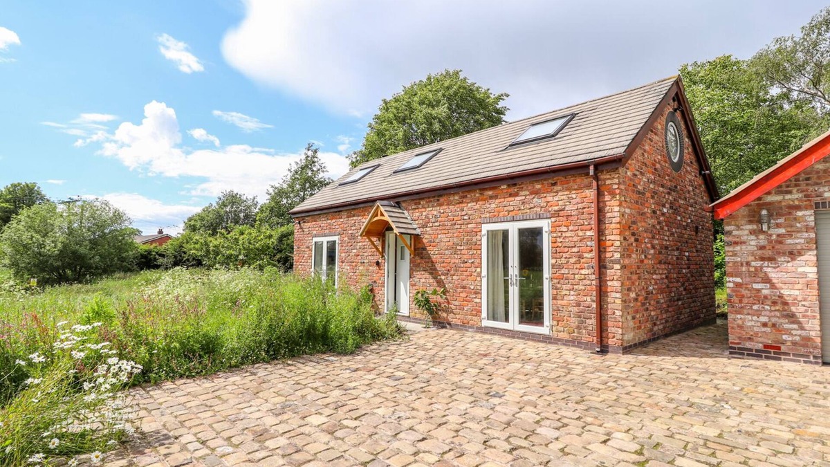 Norley Cottage | THE STABLES, family friendly, with a garden in Norley