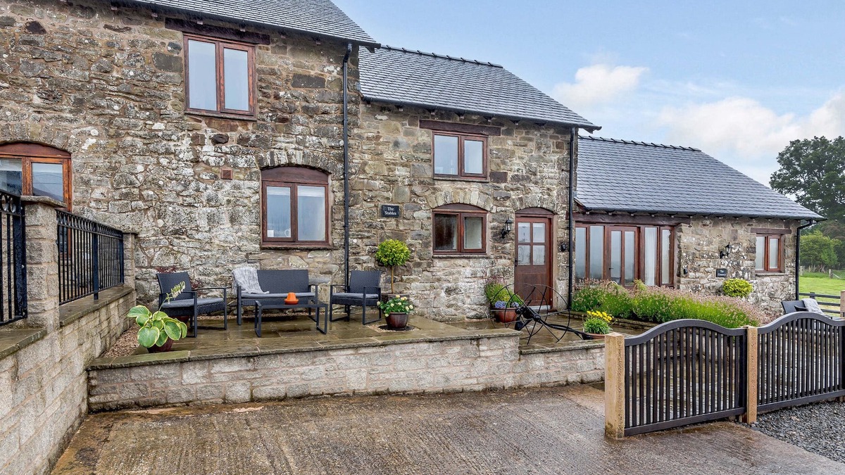Welshpool Cottage | THE STABLES, family friendly, with a garden in Llanfair Caereinion