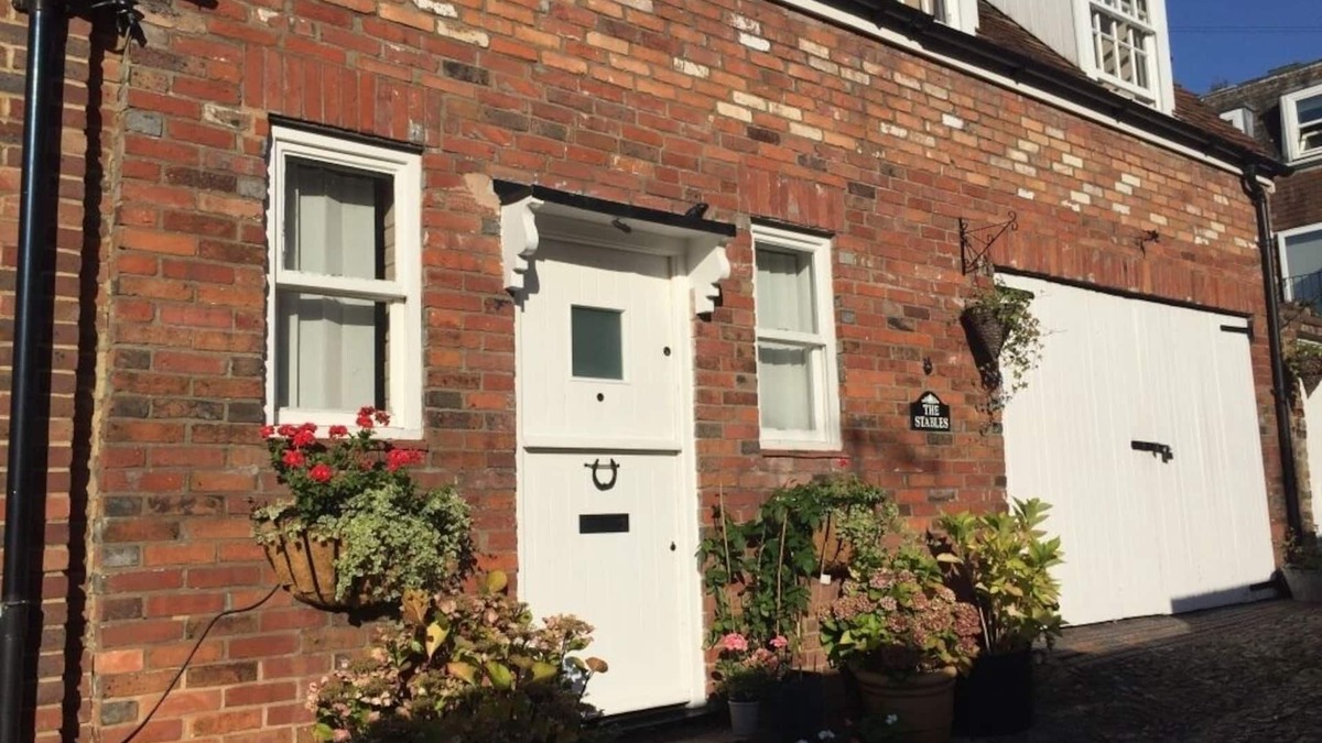 Royal Tunbridge Wells Cottage | The Stables: full of character near the Pantiles with secluded courtyard garden