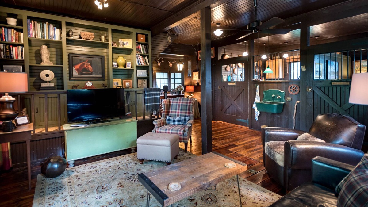 Lincoln Park House | The Stables In The Carriage House