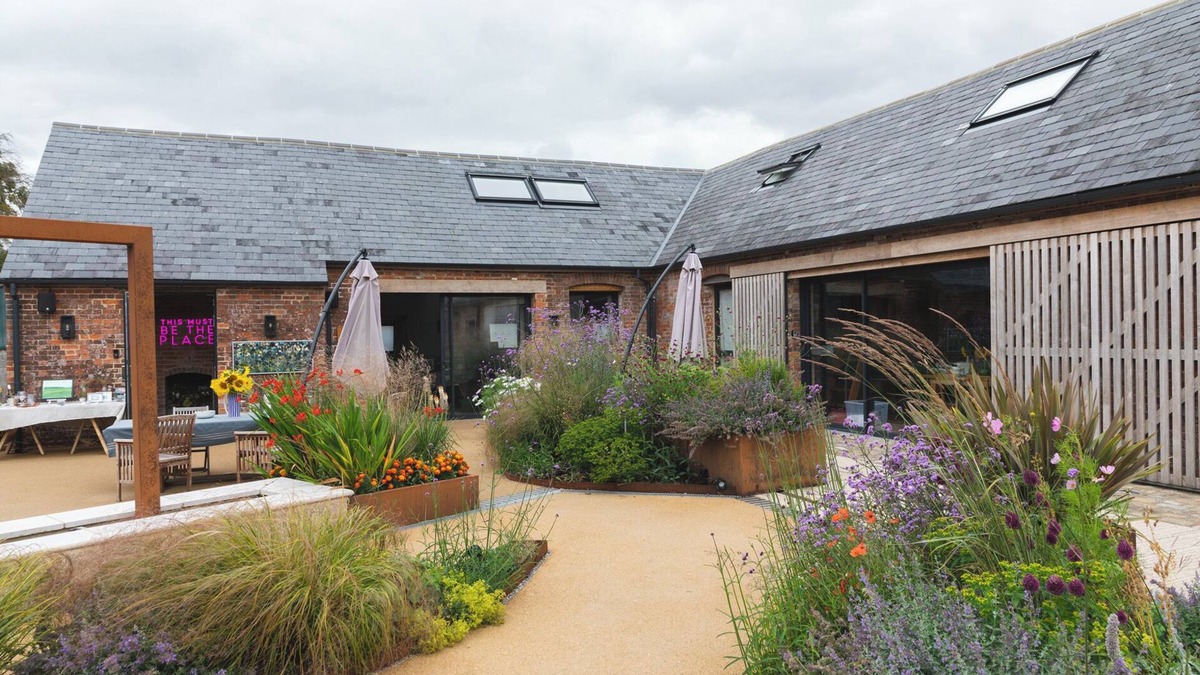Beckhampton Cottage | THE STABLES, pet friendly, with hot tub in Marlborough, Wiltshire
