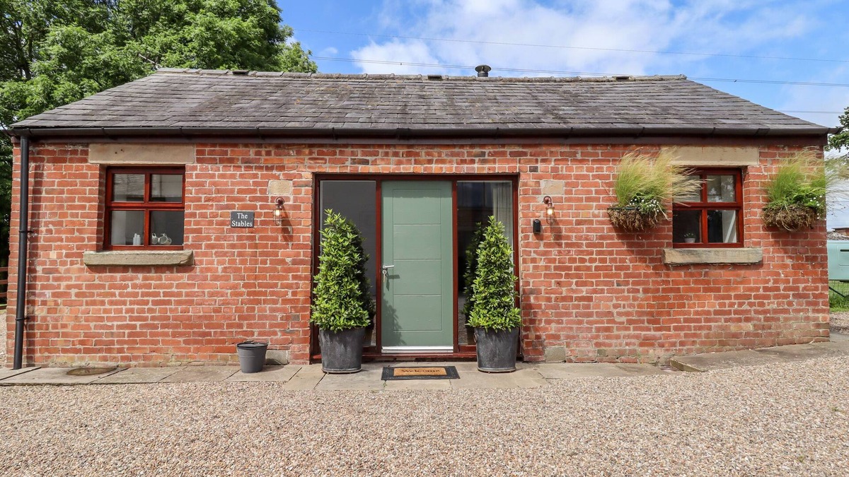 Longton Cottage | THE STABLES, romantic, country holiday cottage in Walmer Bridge