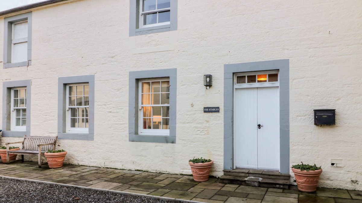 Newbridge Cottage | THE STABLES, romantic, with a garden in Dalswinton