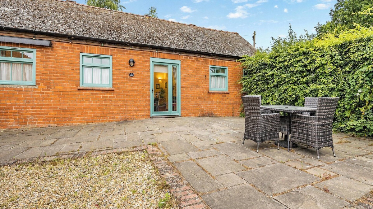 Grimsby Cottage | The Stables - UK44515