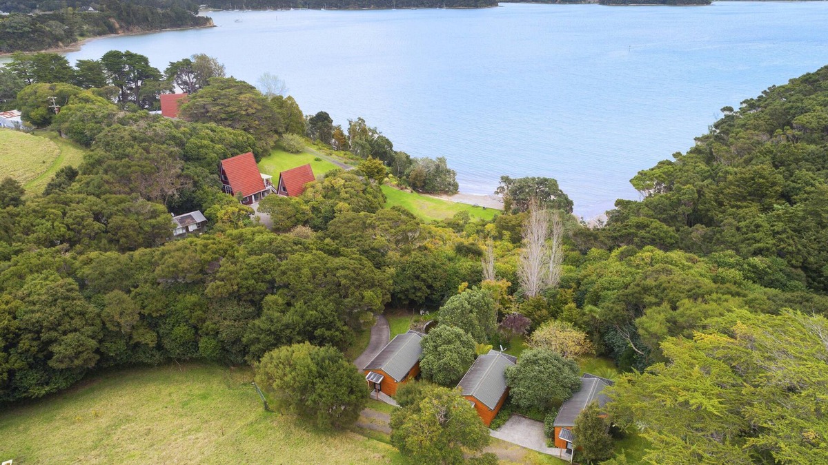 Okiato Cottage | The Stables Wairoro Park - Russell Holiday Home