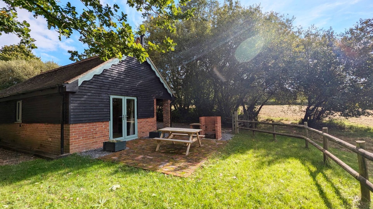 Shirrell Heath Cottage | The Stables, Wickham - a barn conversion that sleeps 2 guests in 1 bedroom