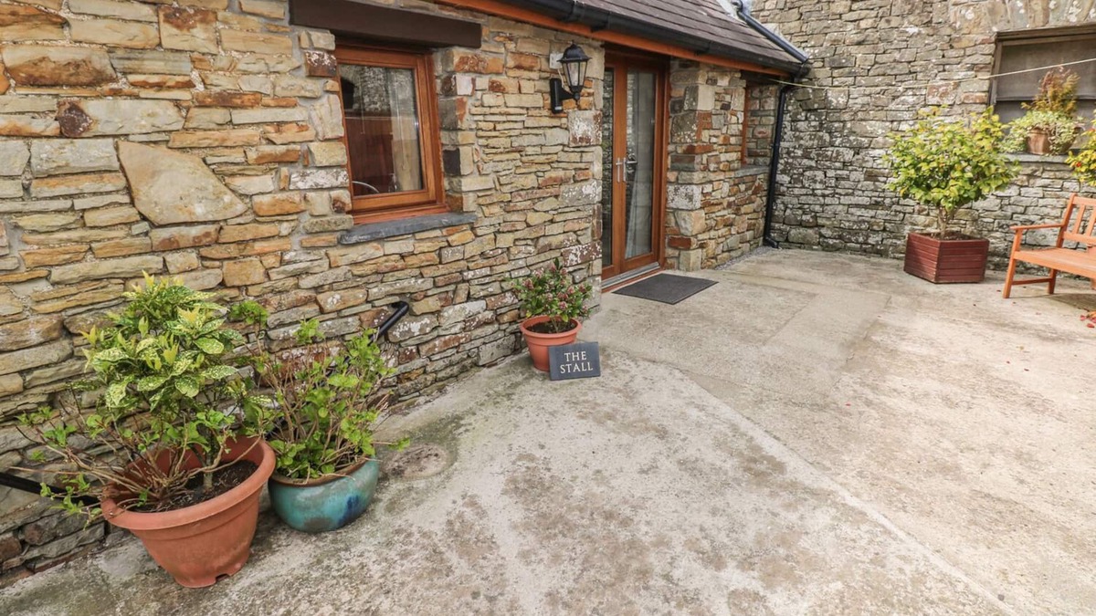 Llanrhidian Higher Cottage | THE STALL, pet friendly, character holiday cottage in Llanmorlais