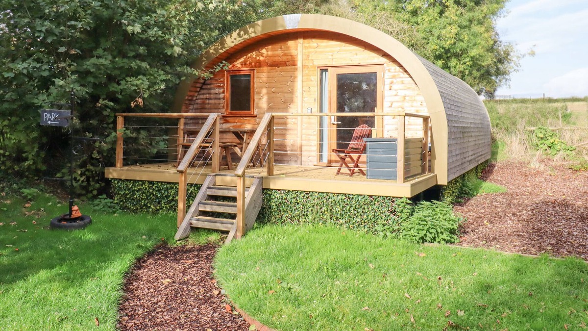 Newmarket Cottage | THE STAR AT LIDGATE - CABIN 2, pet friendly in Cheveley