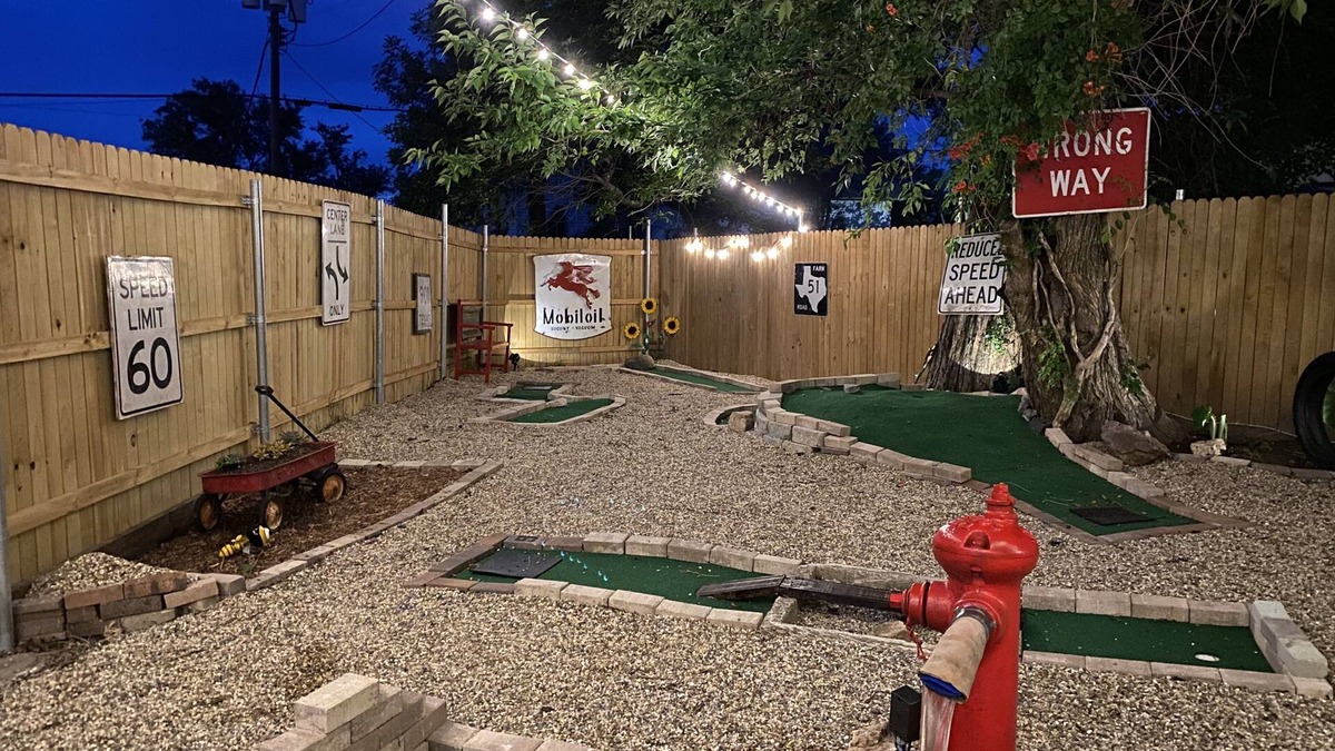 Honey Grove House | The Station - with Private Mini Golf!
