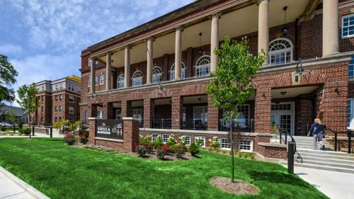 Downtown Kenosha Hotel | The Stella Hotel & Ballroom