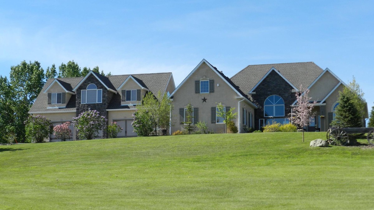 De Winton Bed & Breakfast | The Stone Gate Inn Bed & Breakfast