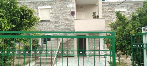 Mbrostar-Urë Apartment | The Stone House