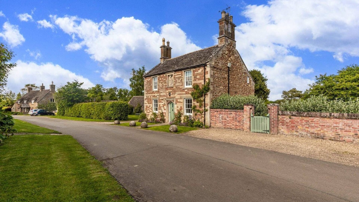 Medbourne House | The Stone House - Hot Tub Packages Available