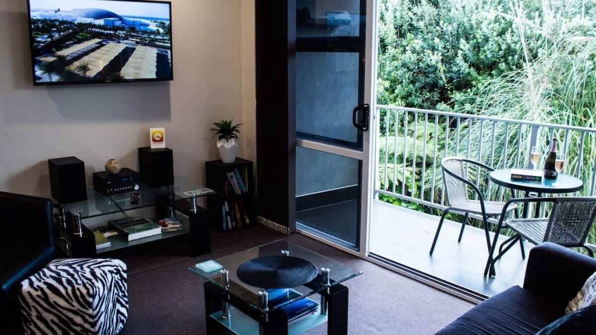 Rewa Apartment | The Strandon - loft style central apartment