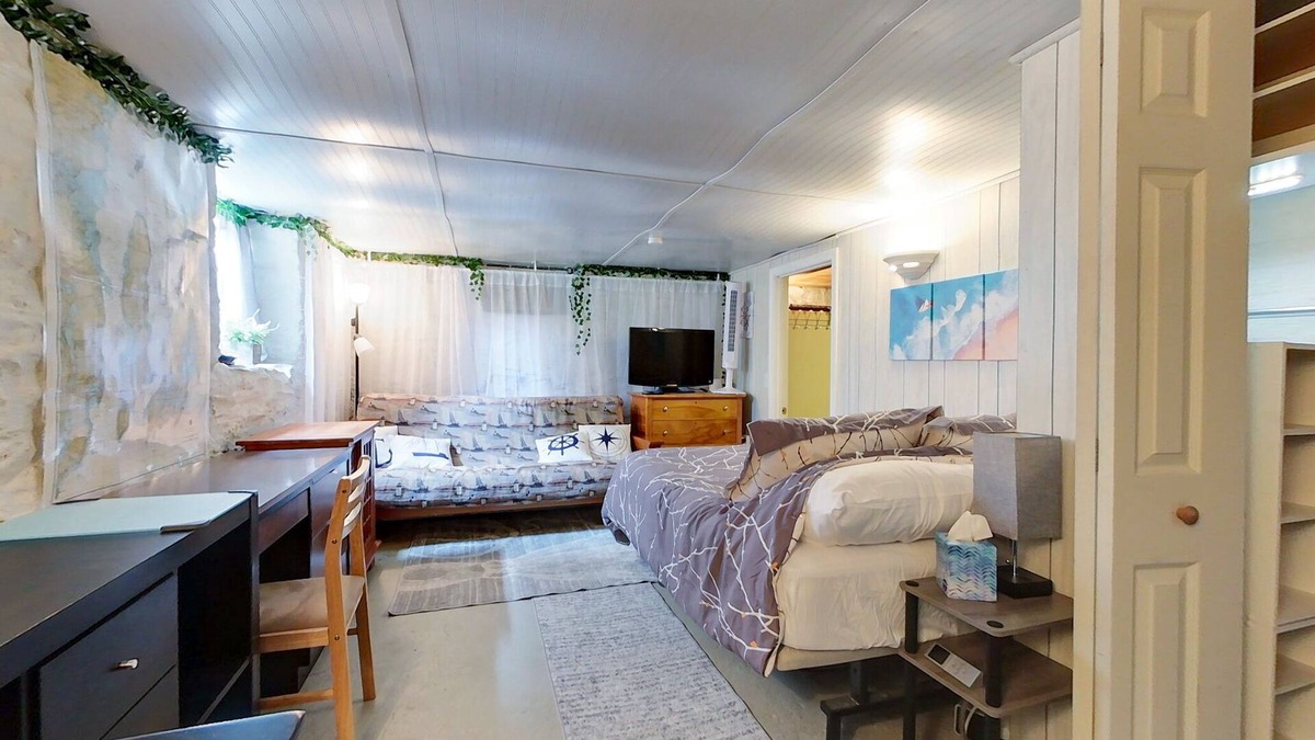 Off Broadway Apartment | The String Light Studio | Walk to Newport Restaurants!