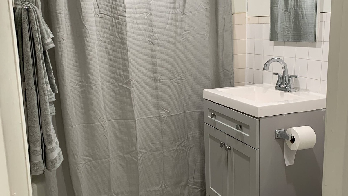 South Side Apartment | The studio apartment has just been redesigned, with floor walls and furniture!