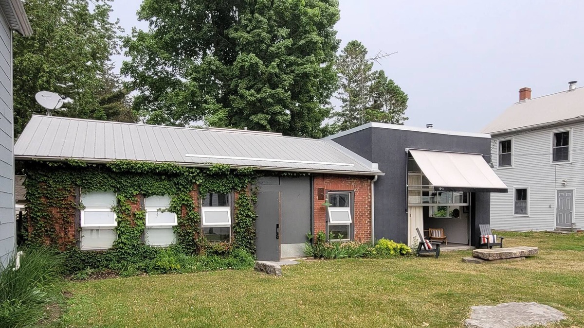 Prince Edward House | The Studio-Picton Getaway with Park Pass included