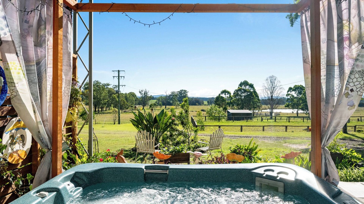 Quorrobolong Apartment | The Studio Retreat perfect for a quiet romantic break. Pet friendly, hot tub.