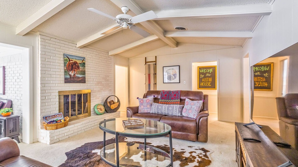 Abilene House | The Stunning Austin House - 2 King & 2 Queen Beds