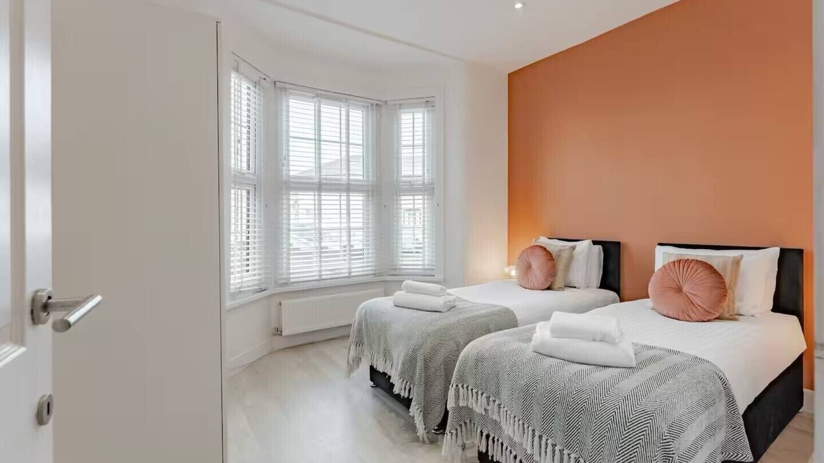 Leyton Apartment | The Stylish Shamrock City Escape | Garden | 10 minutes from Westfield Stratford