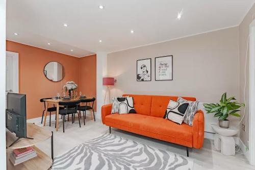 Leyton Apartment | The Stylish Shamrock London Escape - Modern and Airy Apartment with Garden