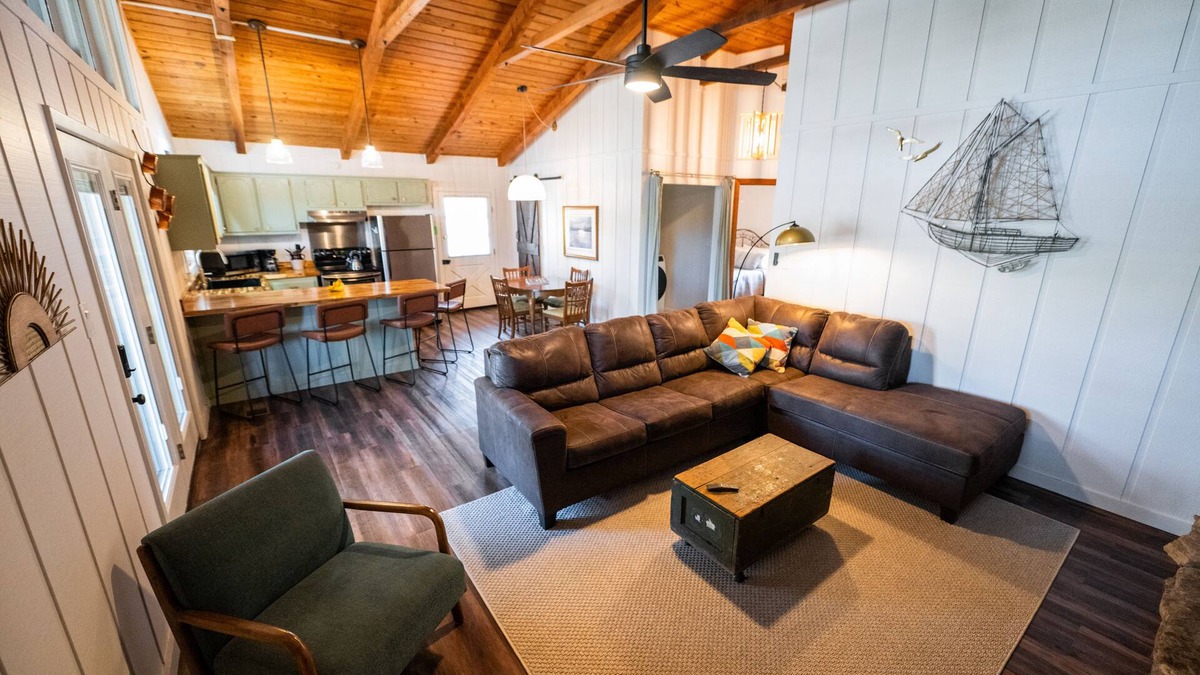 Higden House | “The Sugarloaf Mountain Cabin” A Charming Lakefront Escape!