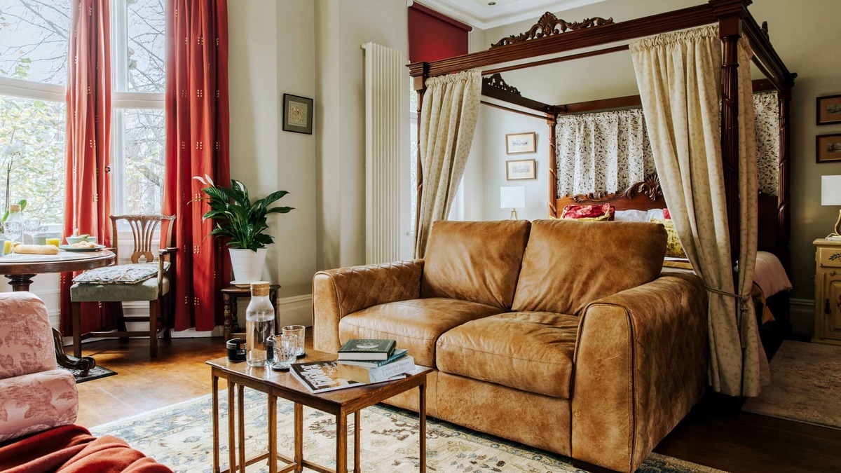 Pontcanna Apartment | The Suite | Cardiff City Centre + Private Parking