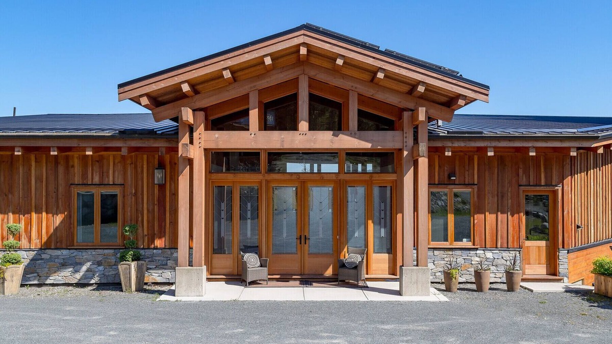Malahat Apartment | The Summit Room suite – Breathtaking Fjord View at the Summit House.