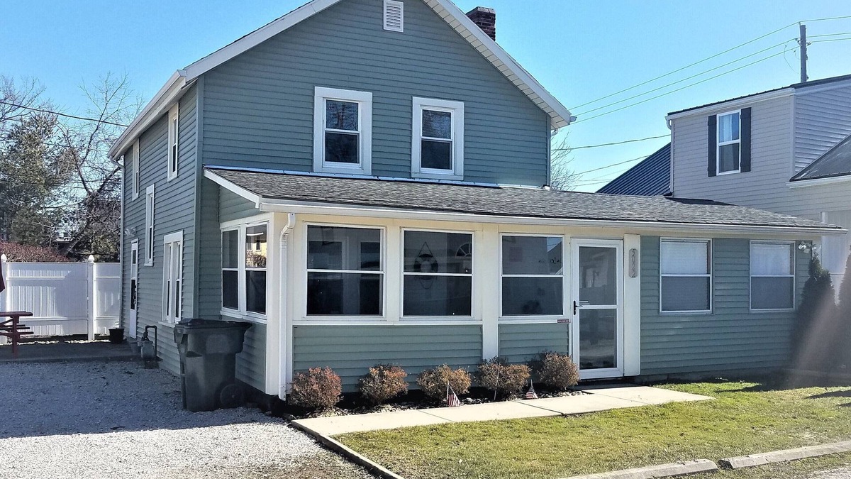 Geneva-on-the-Lake House | The Sun Catcher 5BR: Steps from The Strip and room to relax!