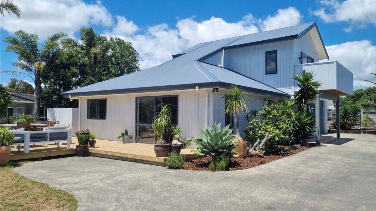 Mangawhai Heads House | The Sun Trap with a spa in the Heads - Great for families and groups