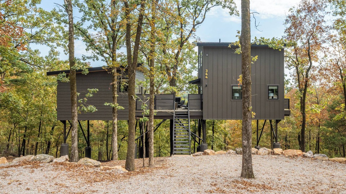 Hot Springs Cabin | The Sun Treehouse, Hot Tub, Sleeps 8
