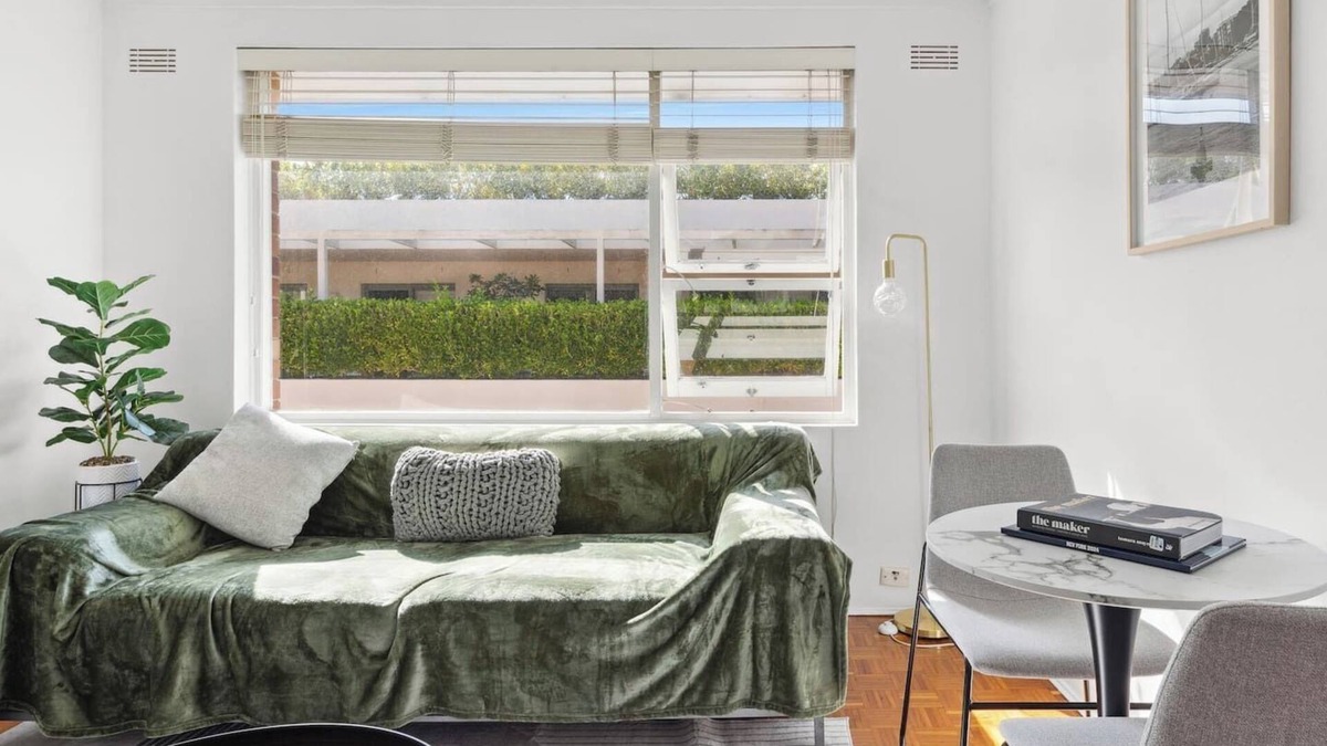 Mosman Apartment | The Sunlit Fern Minutes from Dining and Coastline