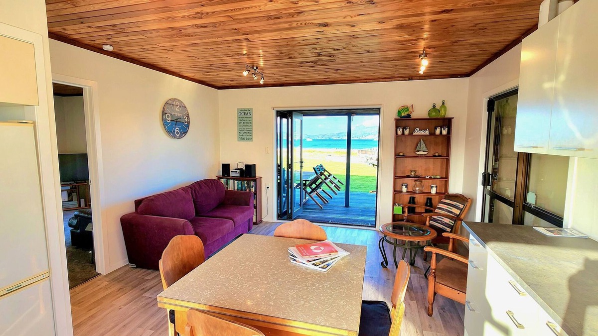 One Tree Point House | The Sunrise Bach - One Tree Point Holiday Home