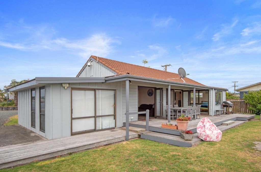 One Tree Point House | The Sunrise Bach - One Tree Point Holiday Home
