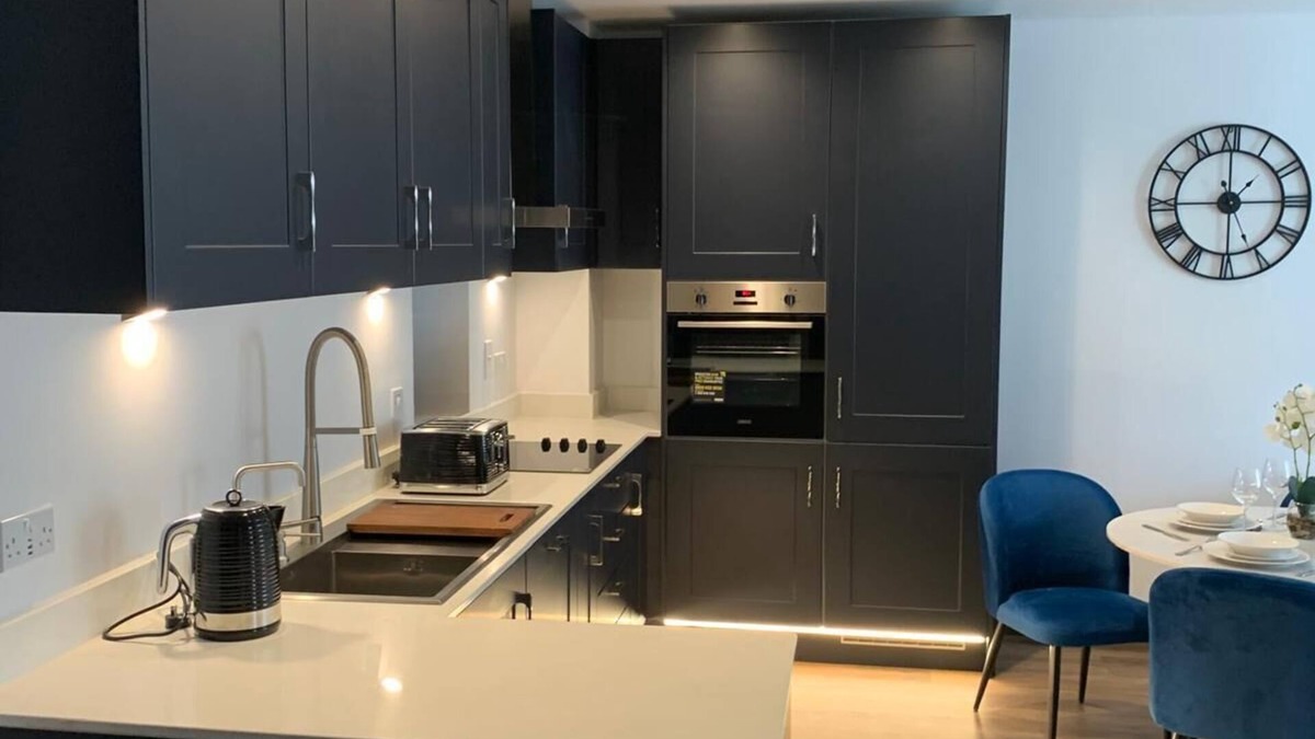Harlow Apartment | The Sunrise Den-Lovely 2 bedroom apartment/Parking