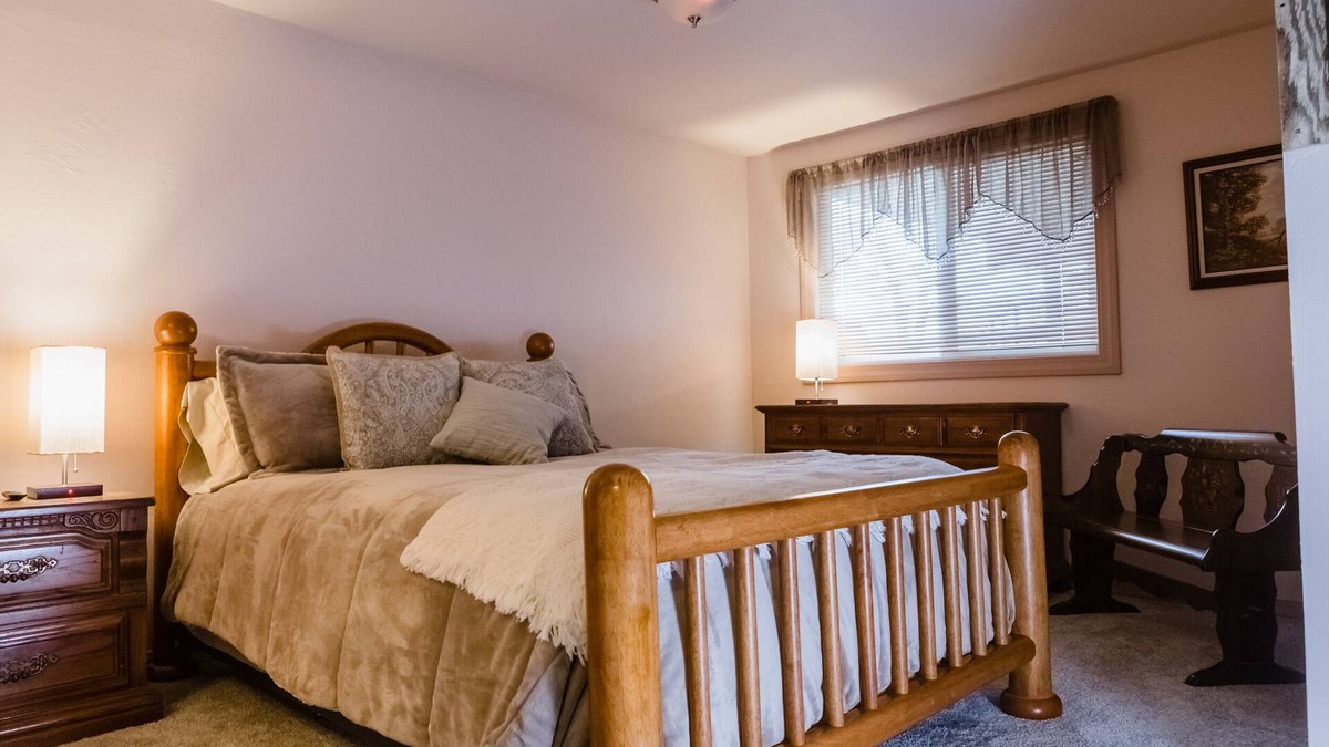 Hill County House | THE SUNRISE ROOM - Mountain Lakeview Lodge ~ Enjoy your stay!
