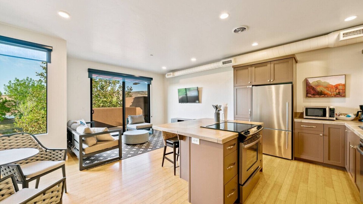 Kayenta House | The Sunrise - Upper Floor Suite w/Red Rock Views