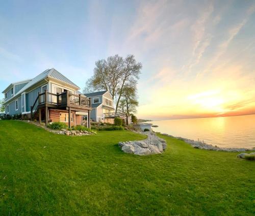 Geneva-on-the-Lake House | The Sunset Cottage - Lakefront with Private Beach
