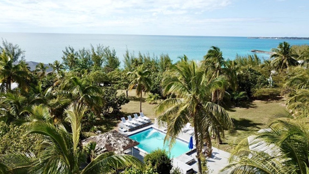 Rainbow Bay Hotel | The Sunset Cove and Rainbow Room
