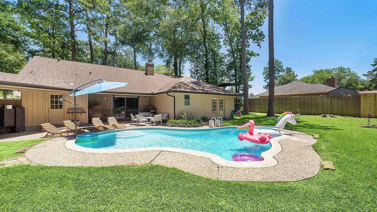 Huntsville House | The Sunset | Pool, BBQ & Lounge | Family Fun Spot!